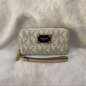 Michael Kors - Cell Phone Wallet